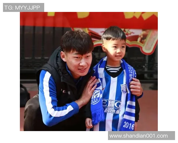 乡村热潮兴起年轻人争相模仿农村足球球星风采