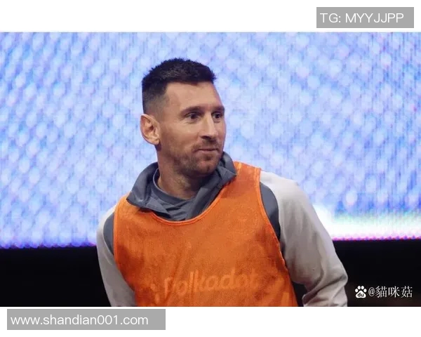 当足球巨星化身满头白发老人重返赛场引发意想不到的震撼场面