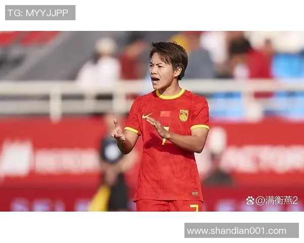 足球女星的风采与力量展现：她们如何在绿茵场上闪耀光芒