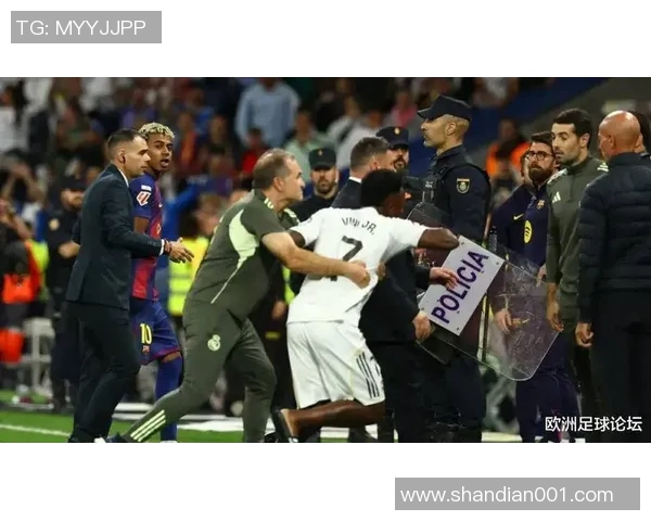 当足球巨星情绪失控怒吼全场激情与挫败交织瞬间震撼人心